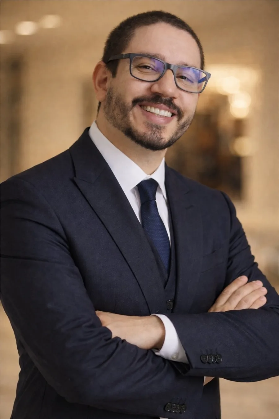 Vanderlei Goulart, consultor de recolocação profissional, sorrindo de braços cruzados